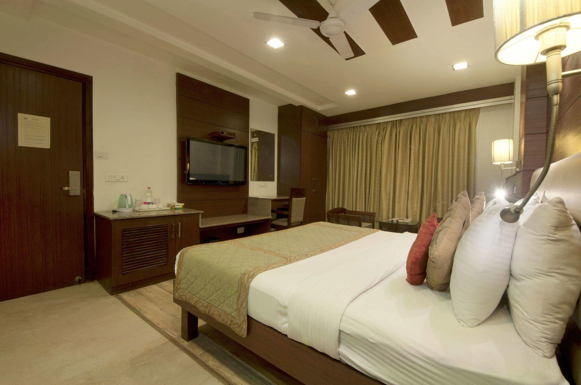 Hotel Amaltas International - Delhi-16 Neu-Delhi Exterior foto