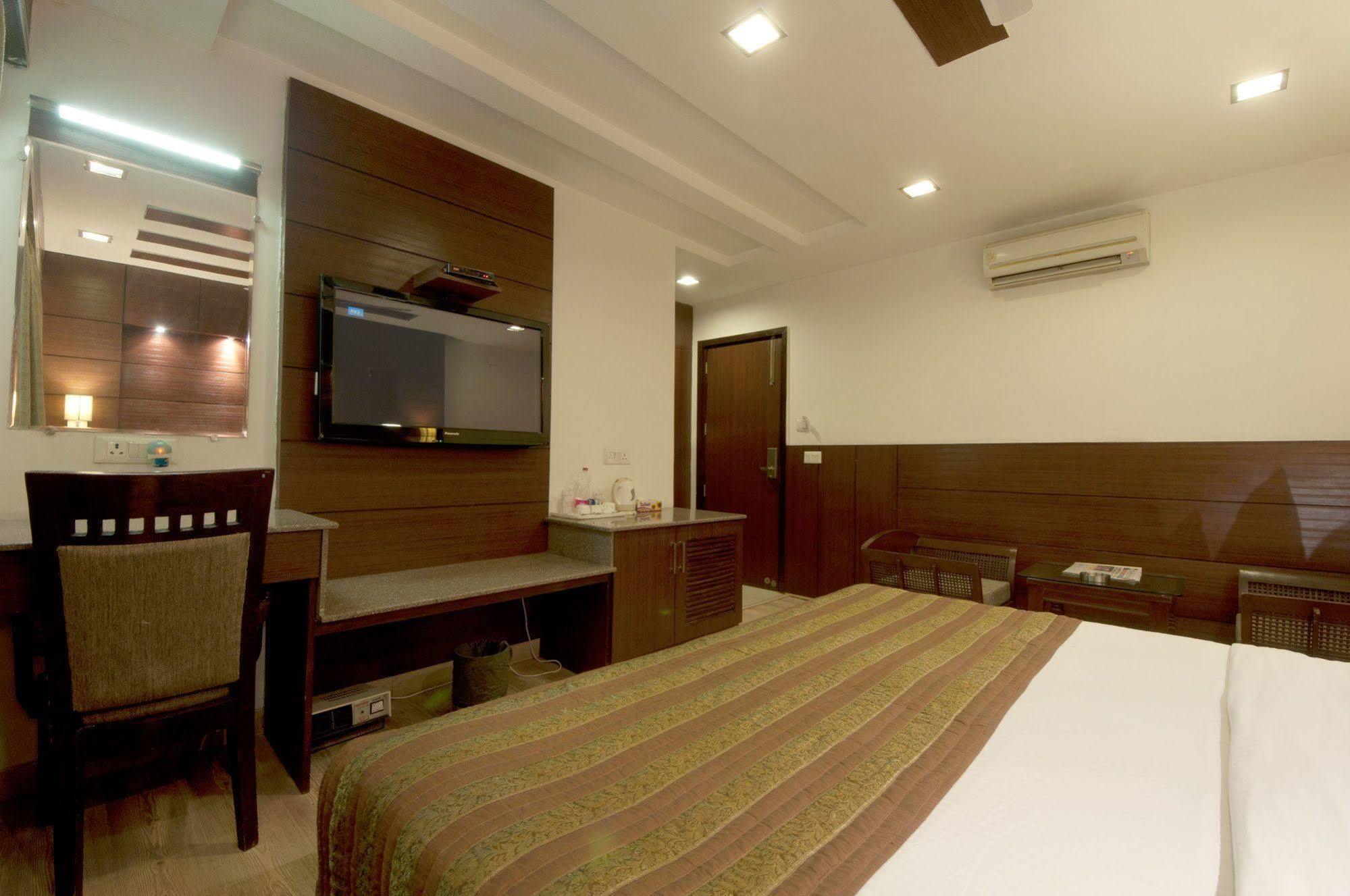 Hotel Amaltas International - Delhi-16 Neu-Delhi Exterior foto